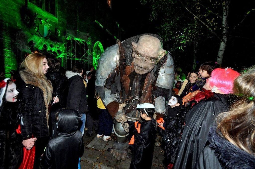 booking agent for troll